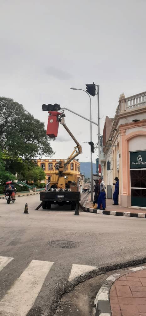 Ante la amenaza del huracán Melissa se retira este semáforo cerca de la Plaza de Marte / Miguel Amado Noa Menéndez
